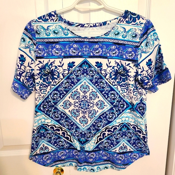 🌟4/$15 Blue and White Boho T-Shirt Size Small Petite - Picture 1 of 5